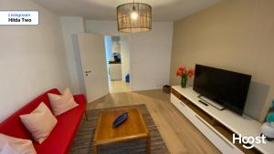 TV a/nebo společenská místnost v ubytování H2 with 3,5 rooms, 2BR, living room and kitchen, central and quite