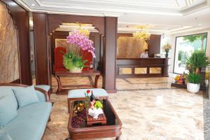 Posezení v ubytování Royal Hotel Trâu Quỳ