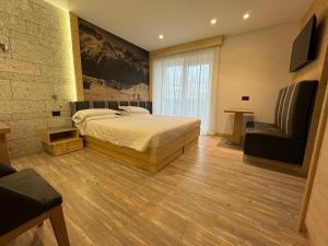 Televízia a/alebo spoločenská miestnosť v ubytovaní Hotel Paganella Andalo