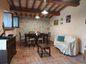 a living room with a table and a dining room at Cottege in Pietra sul Fiume in Frontone