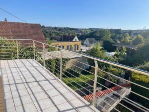 a balcony with a view of a city at Ferienwohnung Uchtelfangen in Illingen