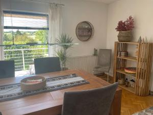 a dining room with a table and chairs and a window at Ferienwohnung Uchtelfangen in Illingen