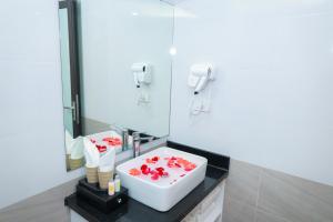 Koupelna v ubytování Royal Hotel Trâu Quỳ