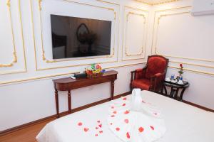 Postel nebo postele na pokoji v ubytování Royal Hotel Trâu Quỳ