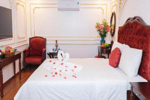 Postel nebo postele na pokoji v ubytování Royal Hotel Trâu Quỳ