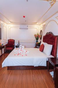 Postel nebo postele na pokoji v ubytování Royal Hotel Trâu Quỳ