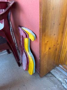 un par de zapatos colgando en el costado de una pared en Appart Risoul 1min pistes - PMR 4-6 pers, en Risoul