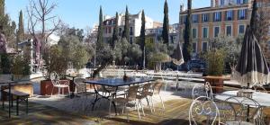 een patio met een tafel en stoelen en een fontein bij Appartement spacieux à Marseille - 90 m² avec vue sur la ville in Marseille
