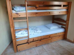 een stapelbed met een ladder in een kamer bij Appartement spacieux à Marseille - 90 m² avec vue sur la ville in Marseille