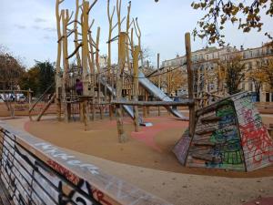 een speeltuin met glijbaan in een park bij Appartement spacieux à Marseille - 90 m² avec vue sur la ville in Marseille