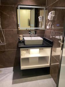 Koupelna v ubytování Royal Hotel Trâu Quỳ
