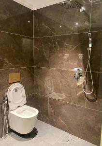 Koupelna v ubytování Royal Hotel Trâu Quỳ