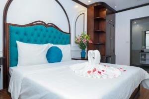 Postel nebo postele na pokoji v ubytování Royal Hotel Trâu Quỳ
