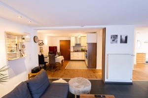 ein Wohnzimmer mit Couch und Küche in der Unterkunft Große schöne Ferienwohnung mit kleinem Garten im Weinort Randersacker in Randersacker