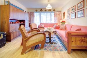 Uma área de estar em Haus Pirata