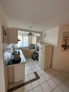 Kuchyňa alebo kuchynka v ubytovaní Le Pouliguen/La Baule Appartement T3