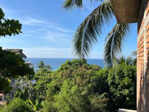Una vista del océano desde una casa en Cabañas Edda, en Puerto Escondido