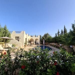 a villa with a swimming pool and a resort at Villa avec piscine à proximité du golf de Mogador Essaouira in Essaouira