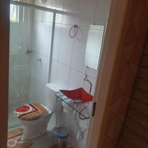 Un pequeño baño con inodoro y ducha. en Casas de Hospedagem Mendes, en Urubici