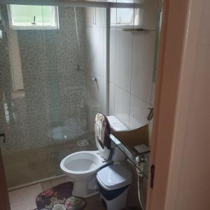 un baño con inodoro y ducha en Casas de Hospedagem Mendes, en Urubici 6 fotos más
