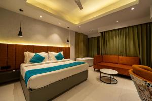 Postel nebo postele na pokoji v ubytování SKI Hotels and Resorts Rishikesh + 89 fotografií