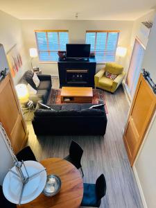 Posezení v ubytování Tyndalstone Lodge 3 Bedroom in the Heart of Village North Whistler