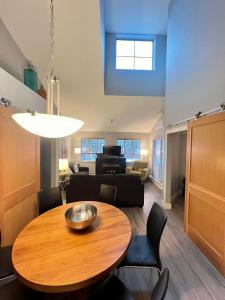 Posezení v ubytování Tyndalstone Lodge 3 Bedroom in the Heart of Village North Whistler