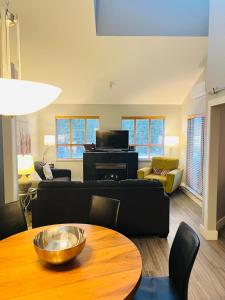 Posezení v ubytování Tyndalstone Lodge 3 Bedroom in the Heart of Village North Whistler