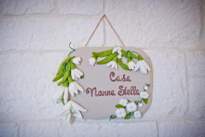 un gâteau aux fleurs blanches sur un mur dans l'établissement Casa Nonna Stella, à Martina Franca