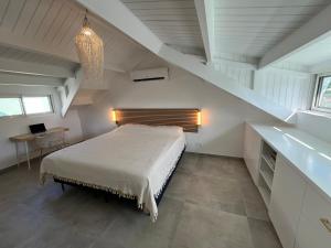 Voodi või voodid majutusasutuse Direct Beach Access, Modern Stay with Hill View toas