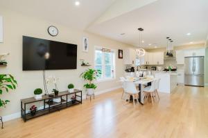 Dapur atau dapur kecil di 60-3 3BR Boston - Sleek Apartment near Franklin Park