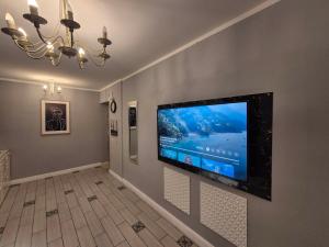 クラヨーヴァにあるNECTI Luxury Brand New Apartment in the Centerの壁に掛けられた大型の薄型テレビ