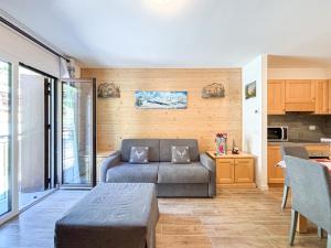 ein Wohnzimmer mit Couch und Küche in der Unterkunft Aprica , Lusso a 300m dalle Piste da Sci, Garage Privato e Deposito Sci Gratuito in Le Bratte