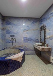 Koupelna v ubytování Riad Zinoun & Spa 11 Rooms + 37 fotografií