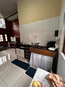 Photo de la galerie de l'établissement Chalé Herança para 6-Camping Carrion- ITU, à Itu