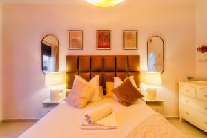 ein Schlafzimmer mit einem großen Bett mit zwei Spiegeln in der Unterkunft Villa White Diamond - Piscine - Plage 10 minutes in Daya Vieja + 23 Fotos