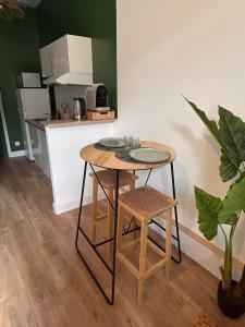 a small table and two stools in a kitchen at Dodo Créole in Laval