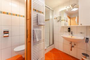 un bagno con un water e un lavandino di Haus Binter a Weissensee Altre 37 foto