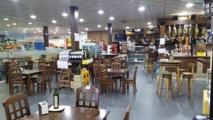 Hotel León tesisinde bir restoran veya yemek mekanı