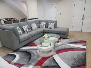 コロンバスにあるCharming 4BR New Home Columbus With Garage Parkingのソファとガラスのテーブルのあるリビングルーム