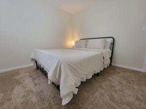 コロンバスにあるCharming 4BR New Home Columbus With Garage Parkingのベッドルーム1室(白い掛け布団付きのベッド1台付) +21枚の写真