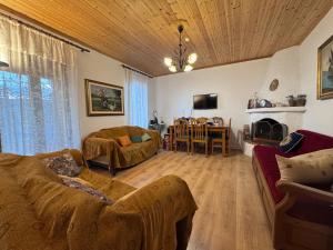 una sala de estar con un sofá y una mesa en Traditional stone house - Dimitsana, en Dhimitsana