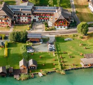 una vista aerea di un resort con auto parcheggiate di fronte all'acqua di Haus Binter a Weissensee