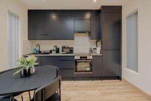 Køkken eller tekøkken på Cosy Modern Flat Sleeps 3 Direct Links to Central London - Flat 2