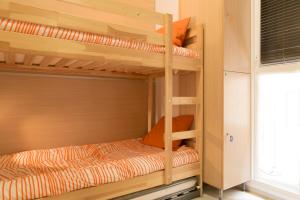 Katil dua tingkat atau katil-katil dua tingkat dalam bilik di Chinitas Urban Hostel
