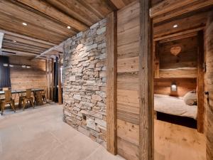 Ένα ή περισσότερα κρεβάτια σε δωμάτιο στο Alpina Lodge - appartement Premium avec Sauna à Val Cenis
