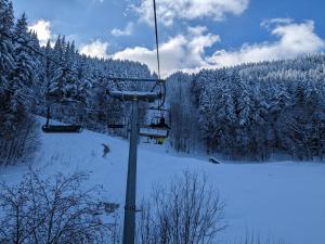 Un telesquí con gente en él en la nieve. en Casa 2112, en Sestola 3 fotos más
