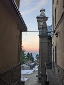 un callejón con un edificio con una torre de reloj. en Casa 2112, en Sestola