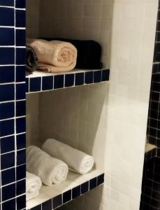 a bathroom with towels on shelves in a shower at Apartamento supercéntrico "Tarraco Arena" con ascensor y parking incluído in Tarragona +35 photos