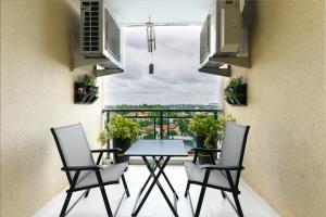 Balkón nebo terasa v ubytování Urban 3 bed Luxury Apartment with Swimming Pool and Gym in Colombo -Sri Jayawardenapura